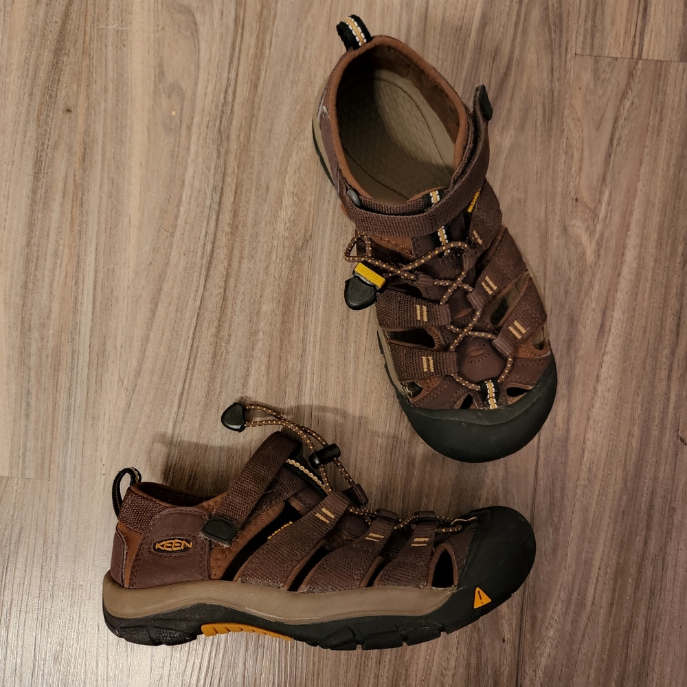 Keen sandals size 4